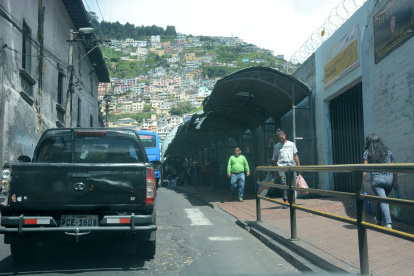Quito es una de las ciudades donde rige el toque de queda.