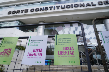 Los grupos feministas realizaron un plantón en los exteriores de la Corte Constitucional