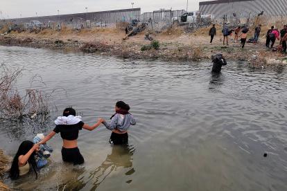 Migrantes se preparan para cruzar el Río Bravo, en la frontera que divide a México de los Estados Unidos, en un punto de Texas.