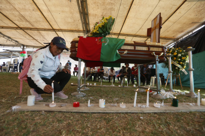 Indígenas asisten a la velación de la lideresa nasa Carmelina Yule Paví este martes 19 de marzo de 2024 en la vereda La Bodega de Toribío, departamento de Cauca (Colombia).