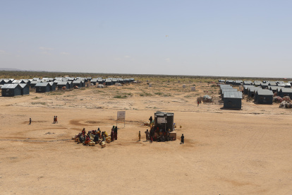Dollow (Somalia). Mujeres y niños esperan en uno de los puntos de agua en un campamento de desplazados.