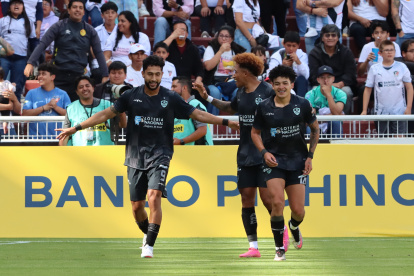 El delantero colombiano Jeison Medina (i) es pieza clave del buen momento de Aucas. Ha formado una gran sociedad en el ataque con Ronald Briones (d).