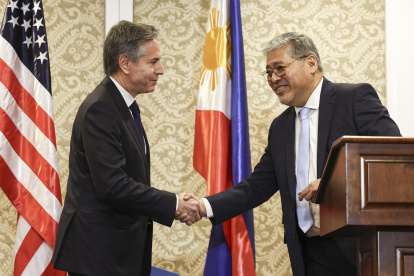 El secretario de Estado de Estados Unidos, Antony Blinken (i), junto a su homólogo filipino, Enrique Manalo (d), durante la reunión que ambos mantuvieron en Manila, donde Blinken aseguró este martes 19 de marzo de 2024.