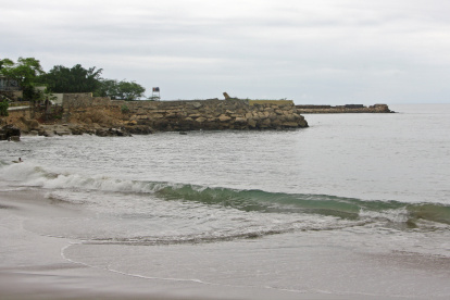 Control. El espacio en el que se levanta el muro que se muestra en la imagen es el que, a decir de la ciudadanía, vendió el Cabildo en administraciones pasadas. Hoy les preocupa que la venta continúe, exigen frenar la comercialización.