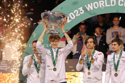 Jannik Sinner levantó en 2023 el trofeo Copa Davis para su país, 47 años después.