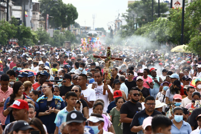 Miles de feligreses acuden cada Viernes Santo a la procesión del Cristo del Consuelo, en el suroeste de Guayaquil.