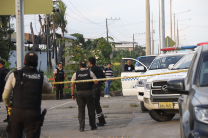 Los uniformados fueron atacados dentro del vehículo de la institución.