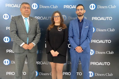 Ejecutivos de Corporación Proauto durante el lanzamiento del plan de beneficios automoriz.