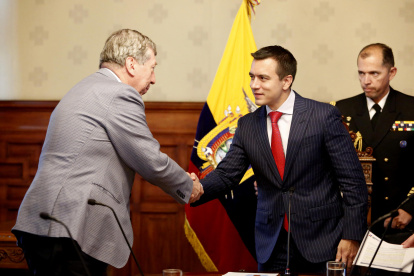 Presidente de Ecuador, Daniel Noboa (d), mientras se reúne con delegados de la Sociedad Interamericana de Prensa (SIP) en Quito.
