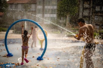 Archivo. Niños jugando en una fuente.