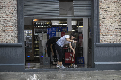 Una persona evacua el agua de su negocio en medio de un aguacero este miércoles 20 de marzo de 2024, en La Plata, provincia de Buenos Aires (Argentina).