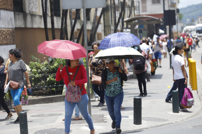 En Guayaquil hace falta sombra natural. En los últimos días, los ciudadanos se cubren del sol con paraguas.