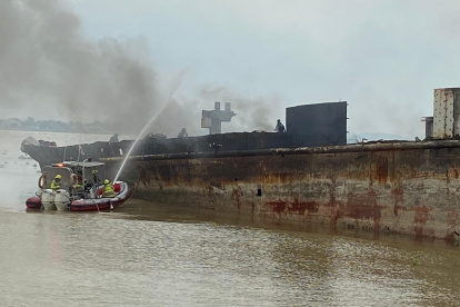Bomberos de Guayaquil acudieron al lugar para atender la emergencia.