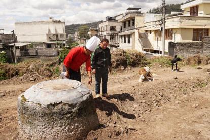 Los habitantes Nilo Lima y Geovanny Calderón han tomado la iniciativa de arreglar el barrio, ante la falta de apoyo municipal.