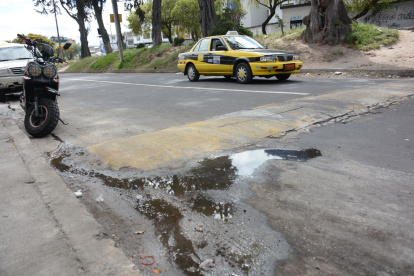 Los rompe velocidades del sector de Carcelén presentan grietas y huecos que afectan el tránsito