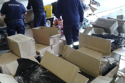 Fotografía facilitada por el servicio francés de Aduanas de un operativo ejecutado en años recientes.