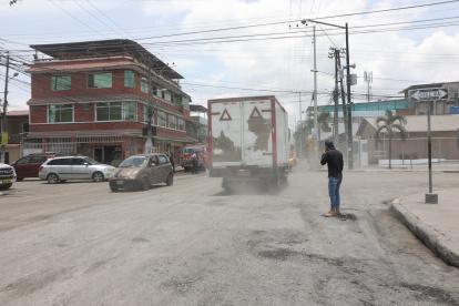 Afectación. El paso de vehículos pesados incrementa la polvareda en la avenida principal de Panorama. A diario, los ciudadanos que caminan por el sitio deben cubrirse la nariz y la boca.