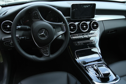 Transporte.- La parte interior de un carro Mercedes- Benz.