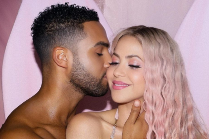 Shakira  junto al actor Lucien Laviscount.