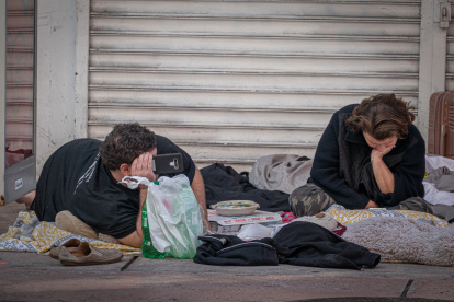 Varias personas sin hogar en la ciudad de Miami, ocupan un área pública.