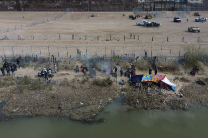 Varios migrantes aparecen en las inmediaciones del Río Bravo, junto al alambrado que divide a México con Estados Unidos, este miércoles, en Ciudad Juárez (México).