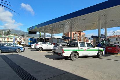 Algunos ciudadanos compraron el combustible en garrafas para abastecerse del producto mientras se normaliza la situación.