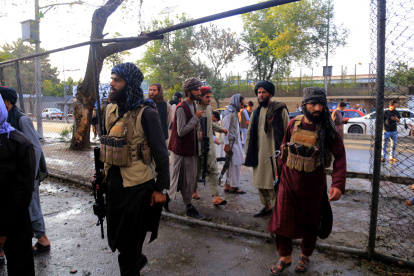Al menos 3 muertos y 12 heridos en un ataque suicida en oficinas de un banco en Afganistán