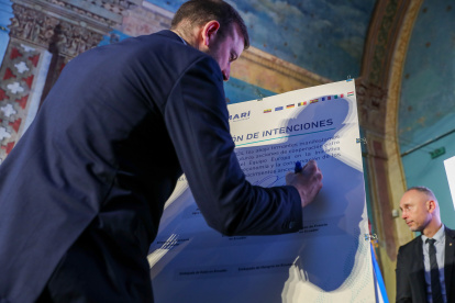 Firma. El comisario de Medio Ambiente de la Unión Europea participa en la iniciativa contra la deforestación.