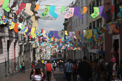 Un tramo de la calle Chile fue adornado con medias dispares como muestra de inclusión y respeto