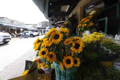 Las flores amarillas no faltaron en el mercado de las flores.
