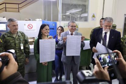 Los consejeros del CNE realizaron una visita al Instituto Geográfico Militar para conocer el estado de la impresión de papeletas.