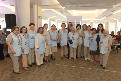 El grupo de voluntarias con su presidenta, María Delia García.
