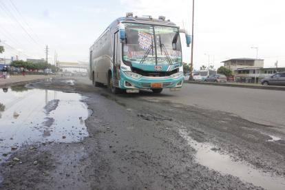 Daule. A diario transitan miles de vehículos livianos y pesados por la vía en mal estado.