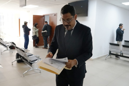 Jaime Andrade Véliz Ortiz abogado de Erika Carvajal Benalcazar se declaró en rebeldía y no ingresó a la audiencia