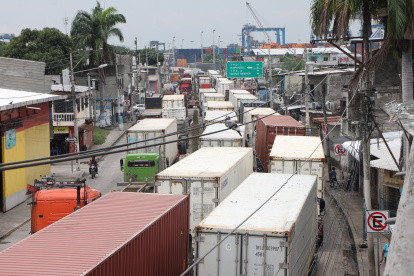 Trinitaria. Los tráileres forman tres filas, ocupan toda la calle, generando molestias a la comunidad.