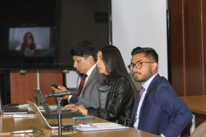 Diligencia. Diego Chimbo (i), abogado de Muentes, durante la audiencia de revisión de medidas.