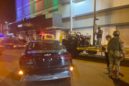 En Guayaquil retuvieron un carro sin placas y más de 40 motos durante operativos.