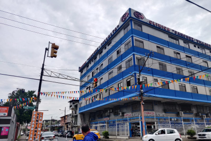 La mujer fue llevada a una clínica de Guayaquil luego de que sufriera el atentado.