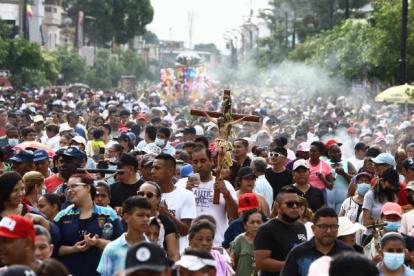 Miles de feligreses acuden cada Viernes Santo a la procesión del Cristo del Consuelo, en el suroeste de Guayaquil.