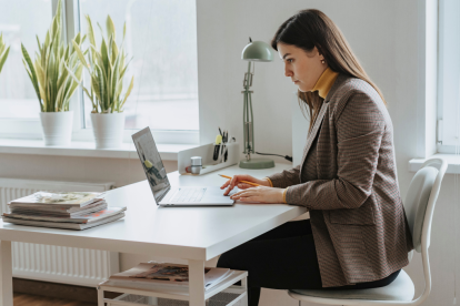 Las mujeres tienen menos estabilidad laboral.