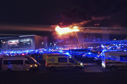 Las ambulancias llegan cerca de la sala de conciertos Crocus City Hall en llamas después de un tiroteo en Krasnogorsk, en las afueras de Moscú, Rusia, el 22 de marzo de 2024.
