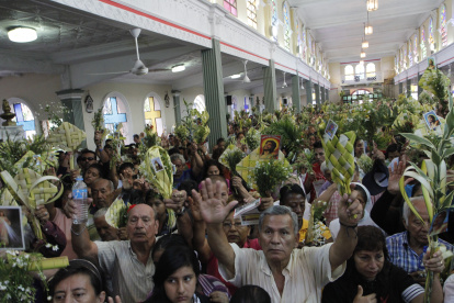 Referencial. Cientos de ciudadanos se alistan para el  Domingo de Ramos.
