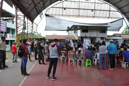 En la plaza central de Palo Quemado se realiza la consulta ambiental bajo un amplio resguardo policial.