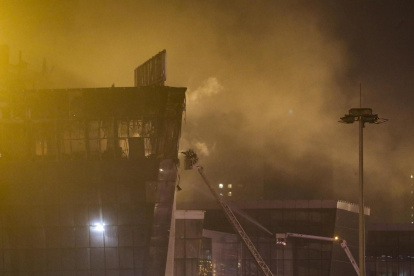 Los bomberos intentan extinguir un incendio en la sala de conciertos Crocus City Hall en llamas tras un tiroteo en Krasnogorsk, en las afueras de Moscú, Rusia.