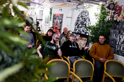 Un grupo de personas esperan en el Museo Hemp de Berlín la aprobación de la ley de legalización parcial del cannabis por parte del Bundesrat.