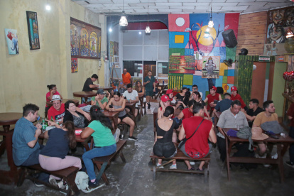 Artistas, intelectuales y admiradores del arte acuden al bar Barricaña para admirar los cuadros, entablar tertulias y consumir la comida