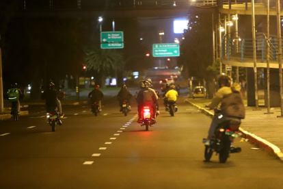 Carreras. Una vez que culminaron los controles en la NN. UU., los motociclistas regresaron al sector para hacer piruetas en el bulevar.