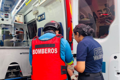 Paramédicos atendieron al ciudadano, la tarde de este viernes 22 de marzo.