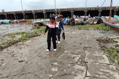 Panorama. Este muelle ubicado al fondo del mercado Caraguay está lleno de lodo. Es complicado cruzarlo sin resbalarse.
