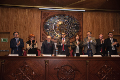 El doctor Peñaherrera (tercero de izquierda a derecha) en la mesa directiva.